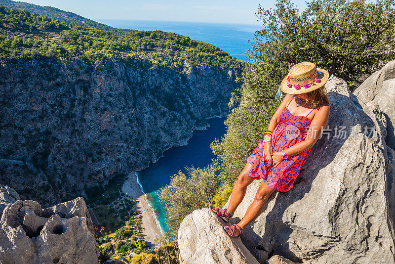 女人在顶端。来自Oludeniz的蝴蝶谷。Fethiye Mugla,土耳其。